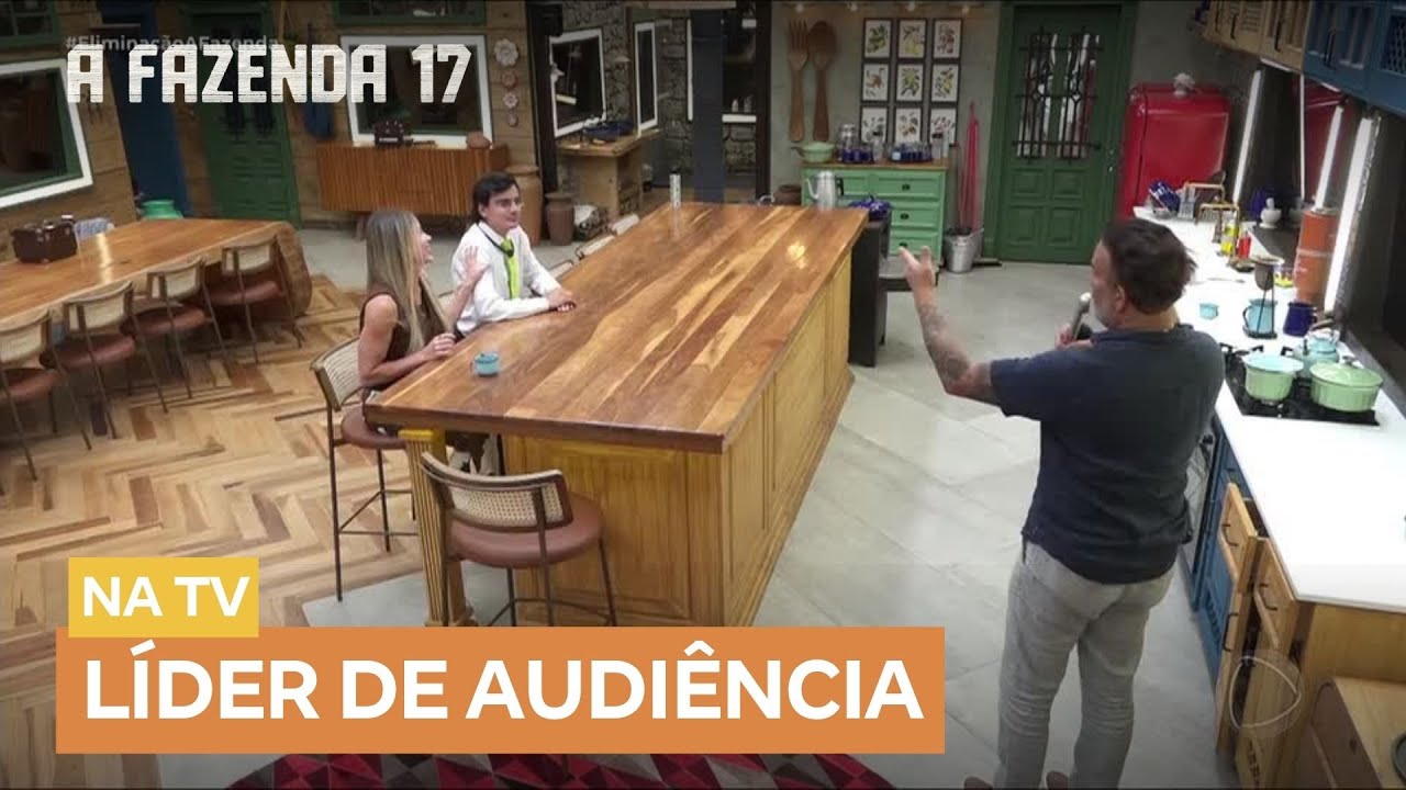 Dudu, Saory e Fabiano simulam uma versão do 'Jornal Rural' | A Fazenda 17