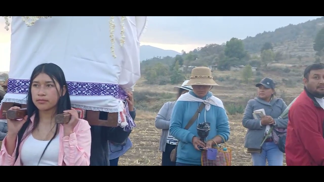 Contingente con las imágenes presenciando los corrales antes de llegar ala iglesia de San Gregorio