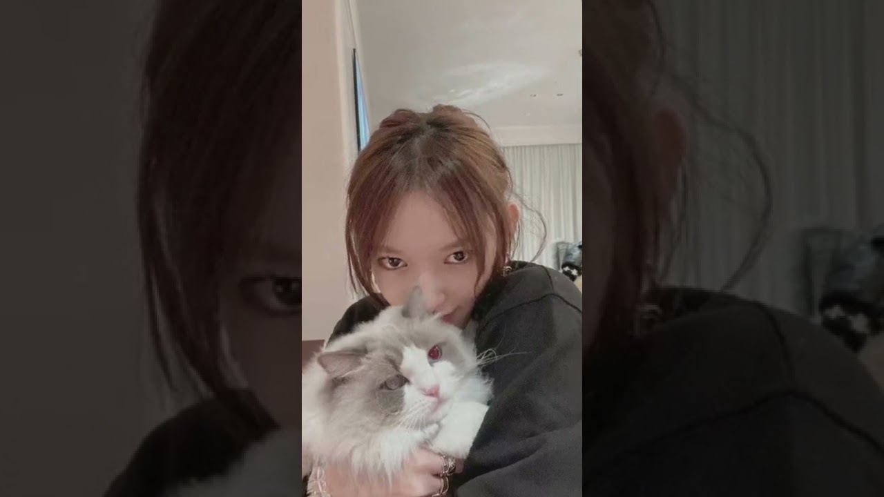 She is still wearing the rings 😍🥰 