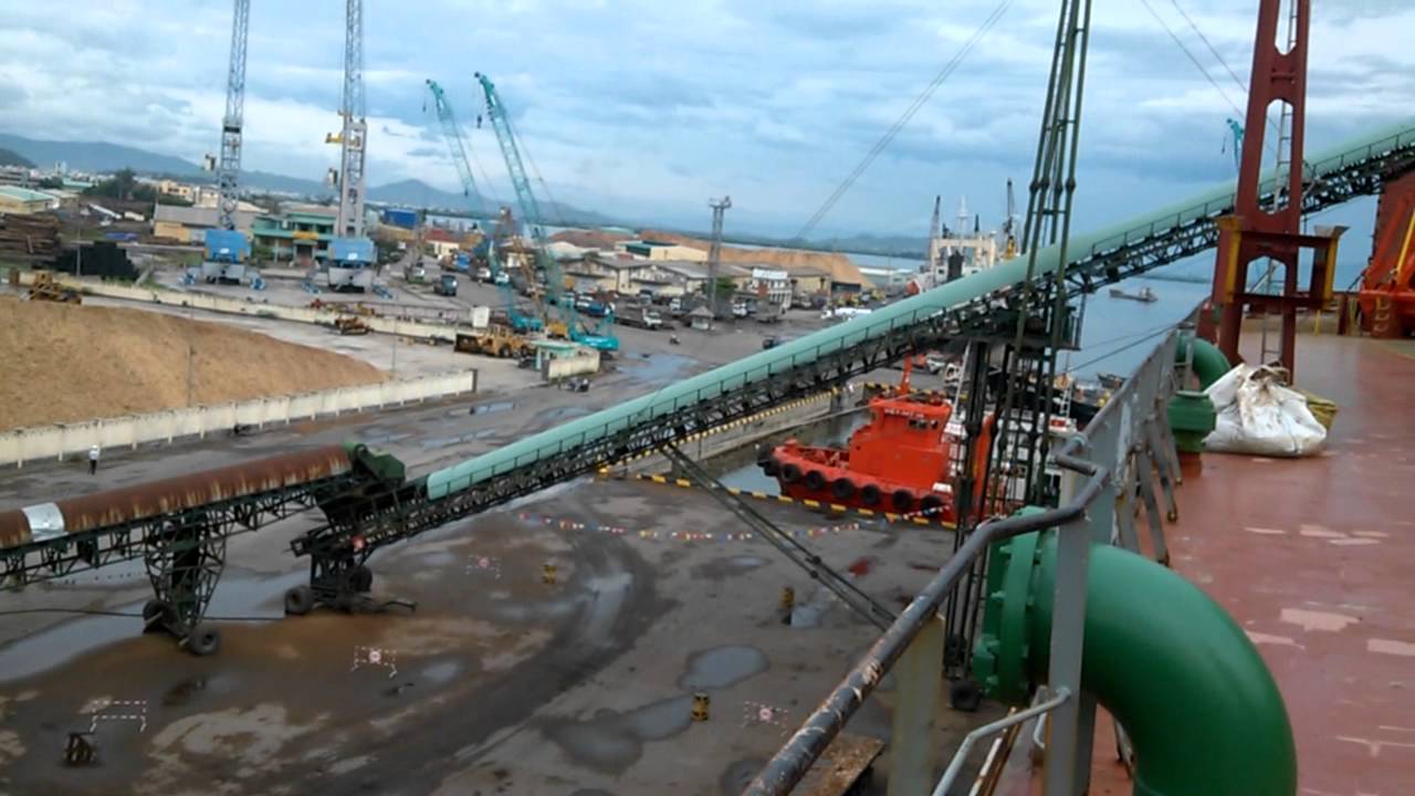 Loading woodchips by shore conveyor