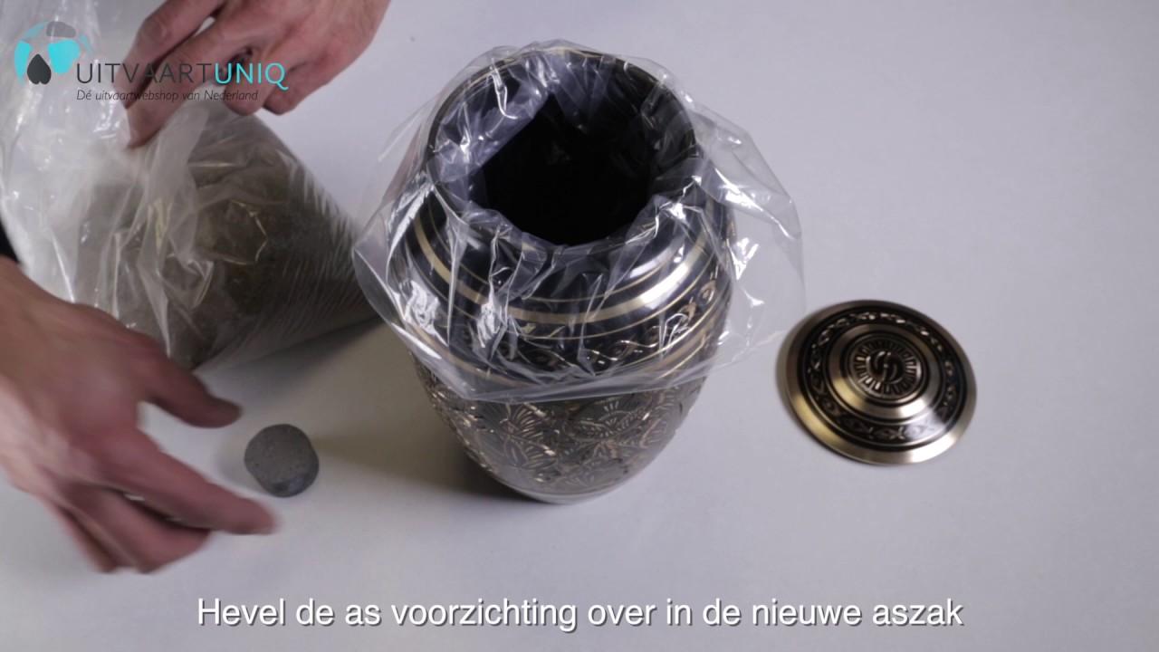 Vullen van een urn - UitvaartUniq
