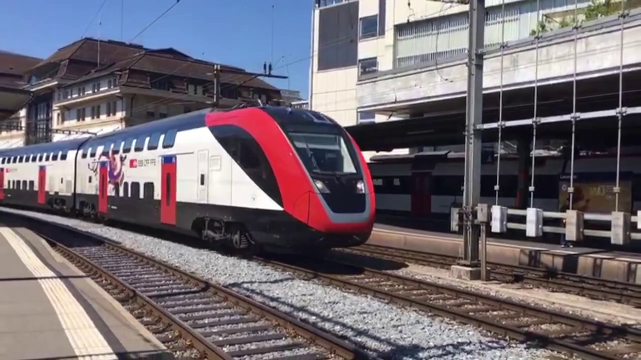 Train Twindexx et bus tl (transports lausannois) au dépôt de Perrelet