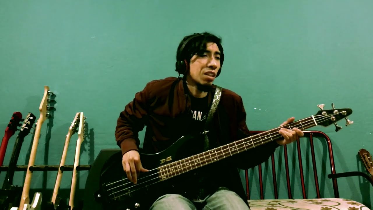 Beso de Jósean Log en Bajo