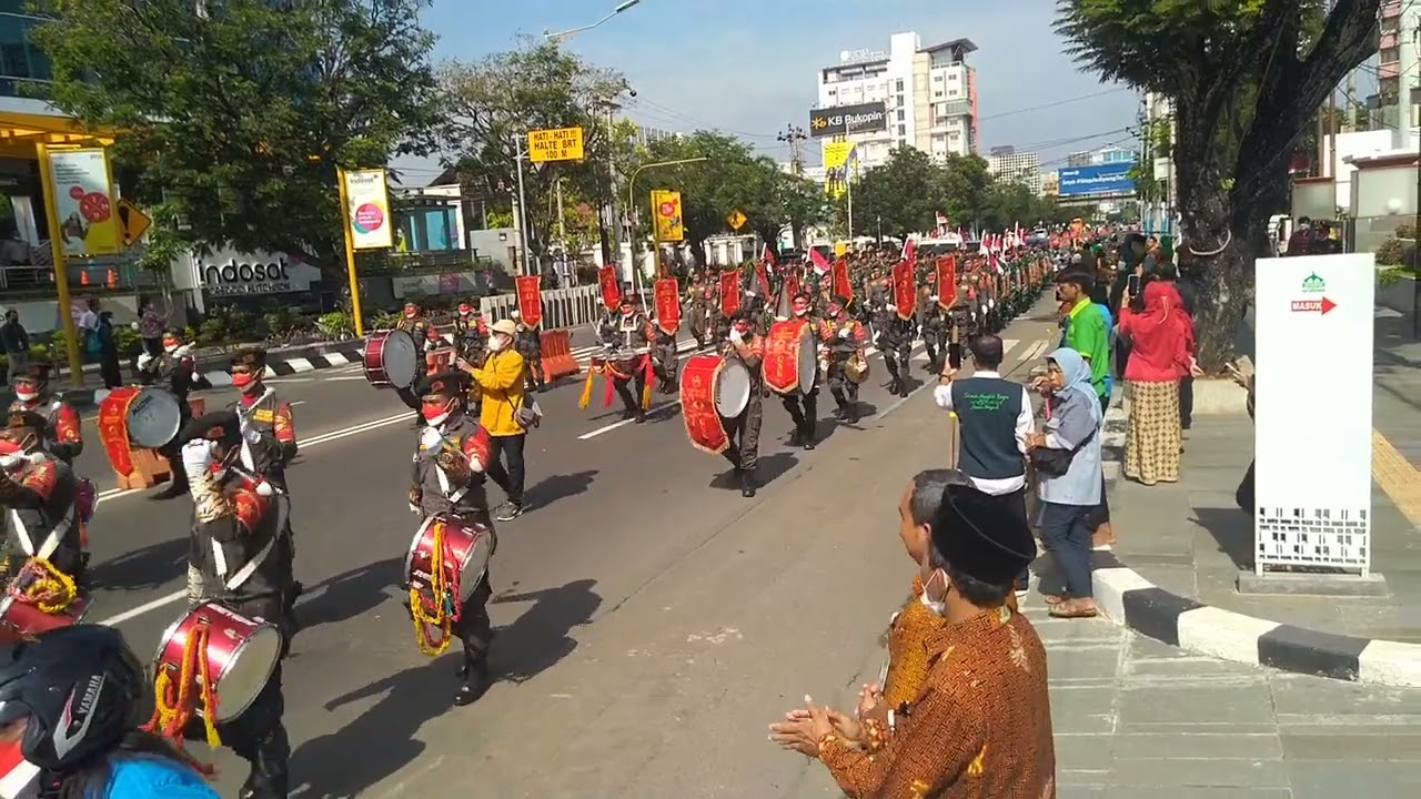 NGERIIII....!!!! DRUMBAND BANSER WONOSOBO BERAKSI DI KIRAB MERAH PUTIH, SIMPANG LIMA, SEMARANG.