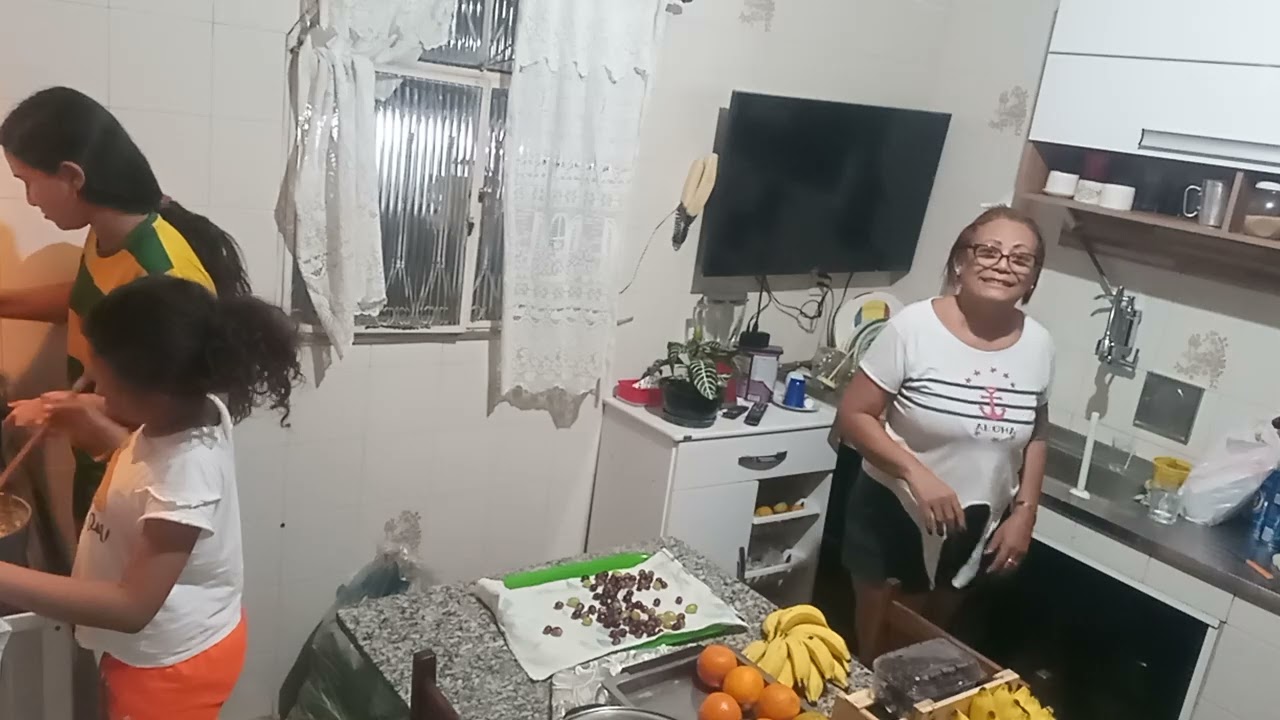 Curtindo as férias das netinhas e ensinando a cozinhar.