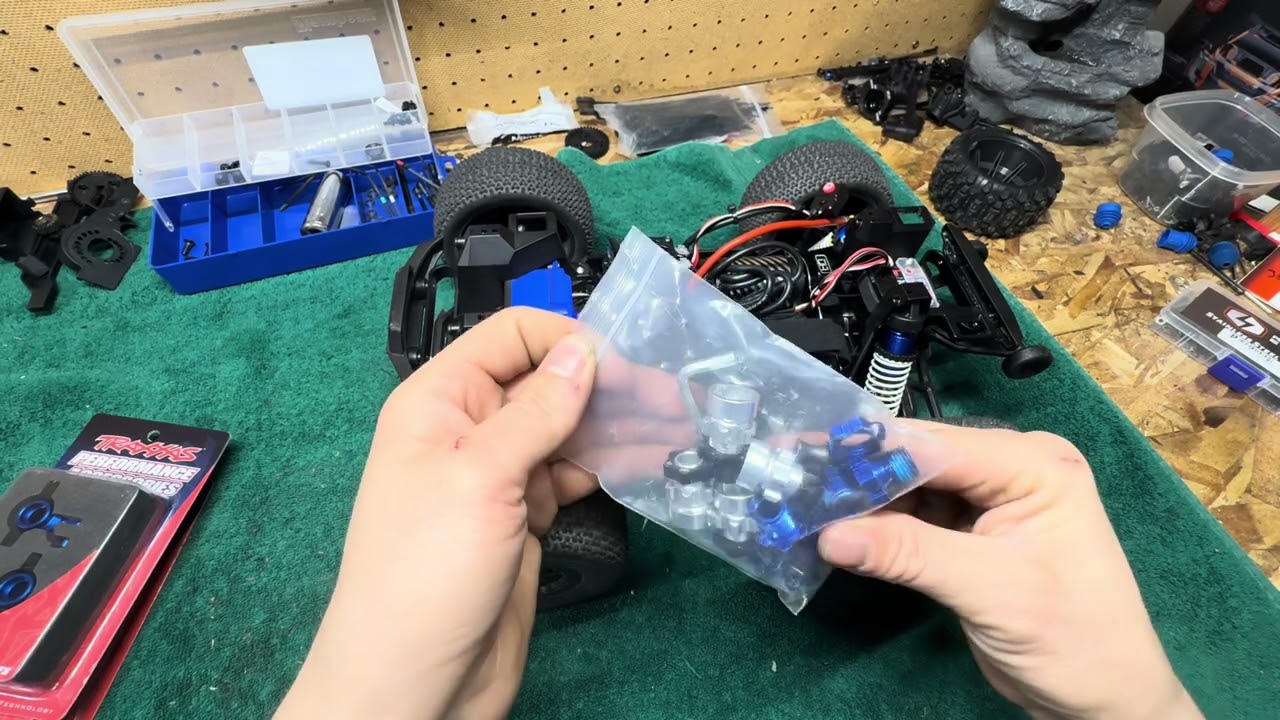 Traxxas Aluminum mini maxX front hub carriers