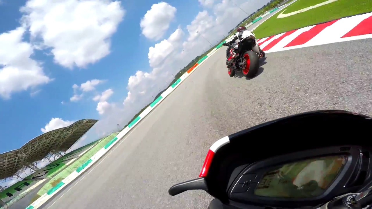 Kawasaki z800 vs. MvAgusta Brutale @ Sepang Circuit