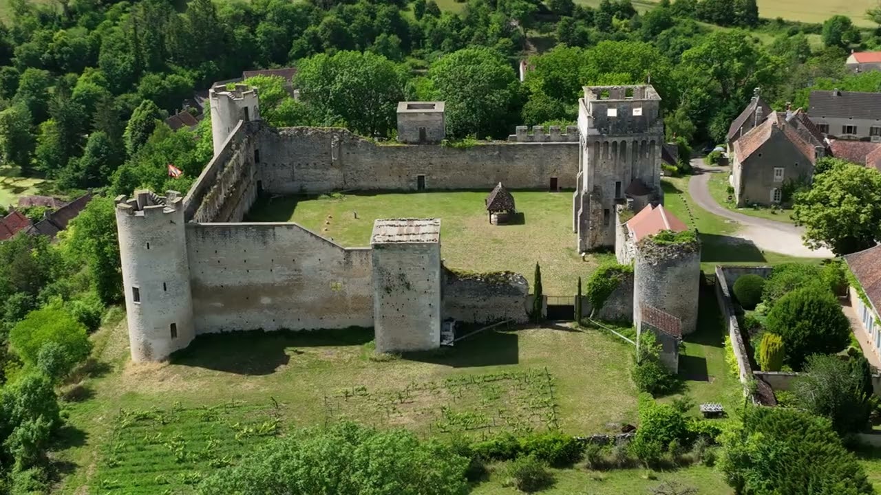 Druyes-les-Belles-Fontaines (village fortifié et château fort)