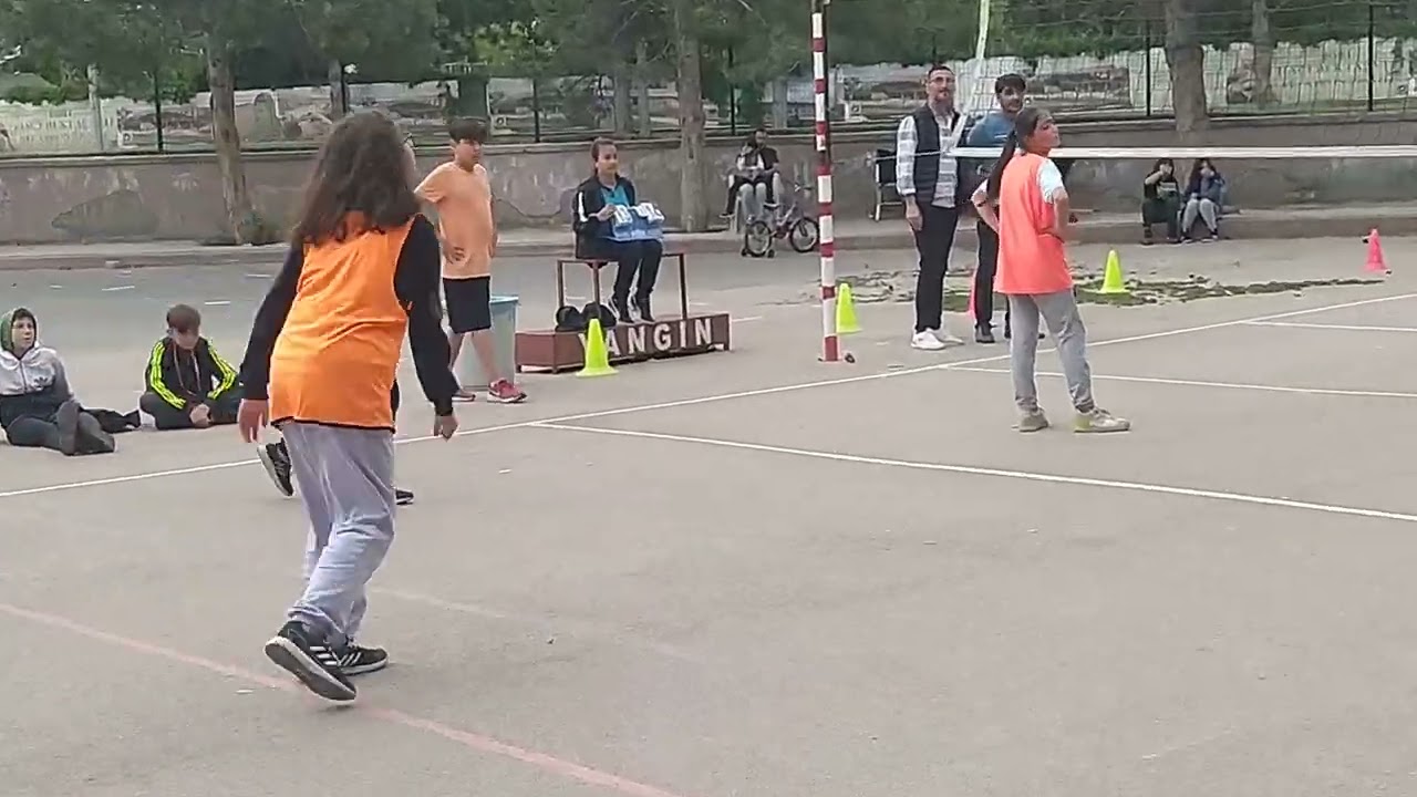 Sümer Ortaokulu sınıflar arası Voleybol bahar tunuvasi 6.sınıf Finali                 6E :27/6C: 25