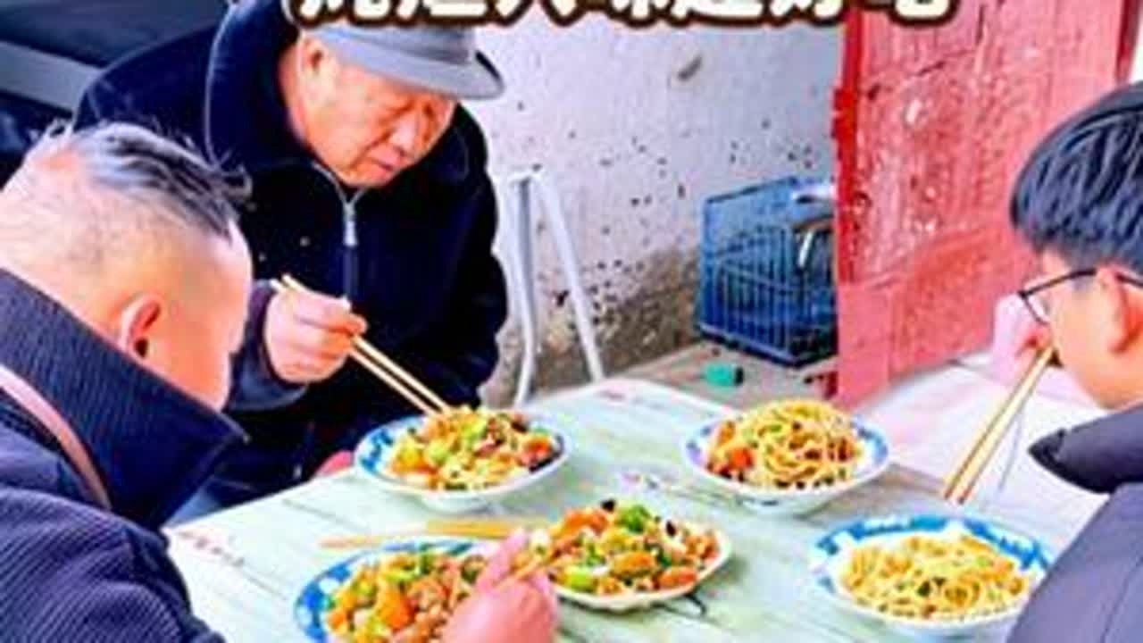 #排骨焖面 #农村烟火气 #尝一口就忘不掉的特色美食 #乡村味道 #我要上热门 排骨焖面今天安排了，真四味的很，排骨炖烂不柴 面条不坨还入味！