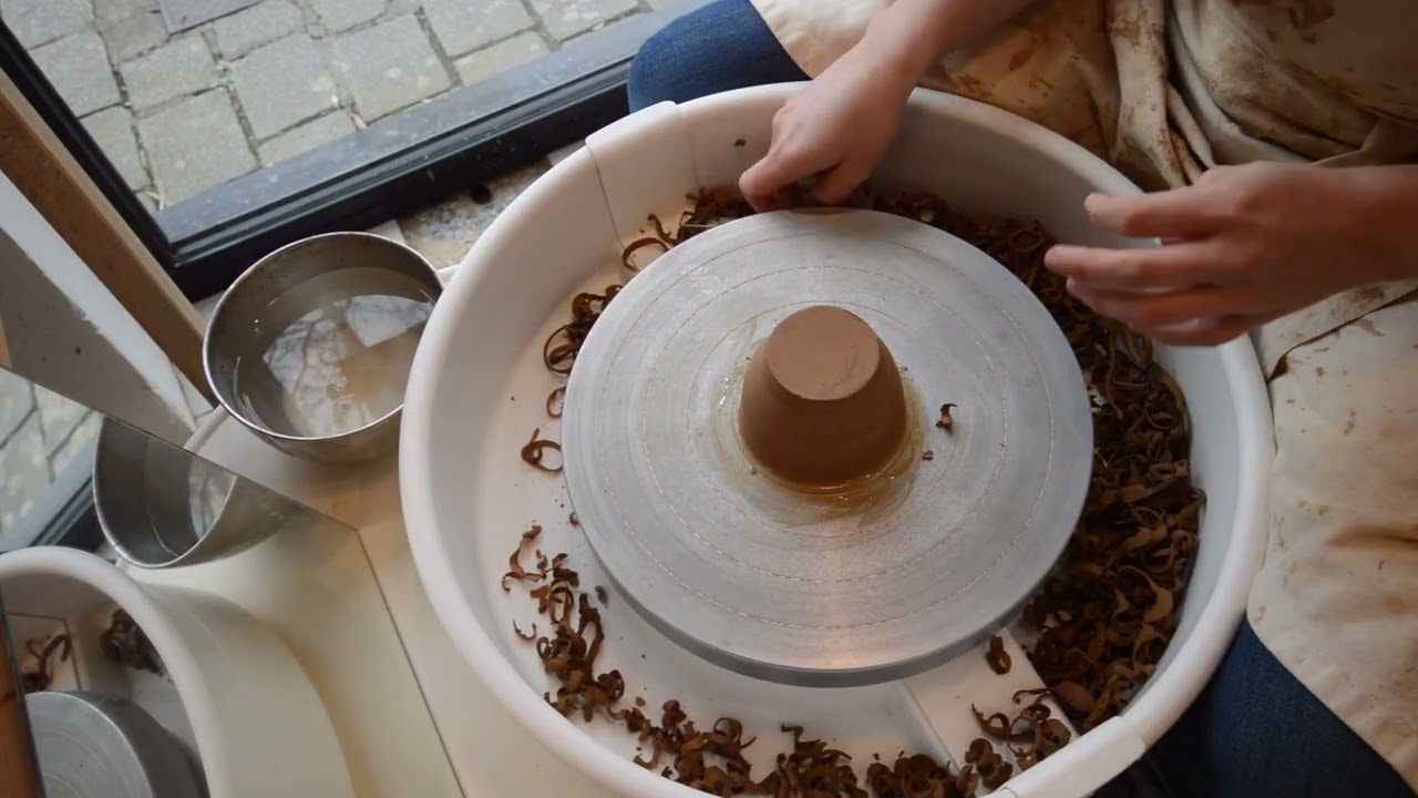Une journée à l'atelier : tournage et tournassage de petites tasses VERSION ASMR