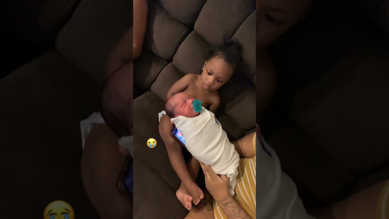 Kid Steals Baby Brother&rsquo;s Pacifier When He Meets Him For First Time - 1245983