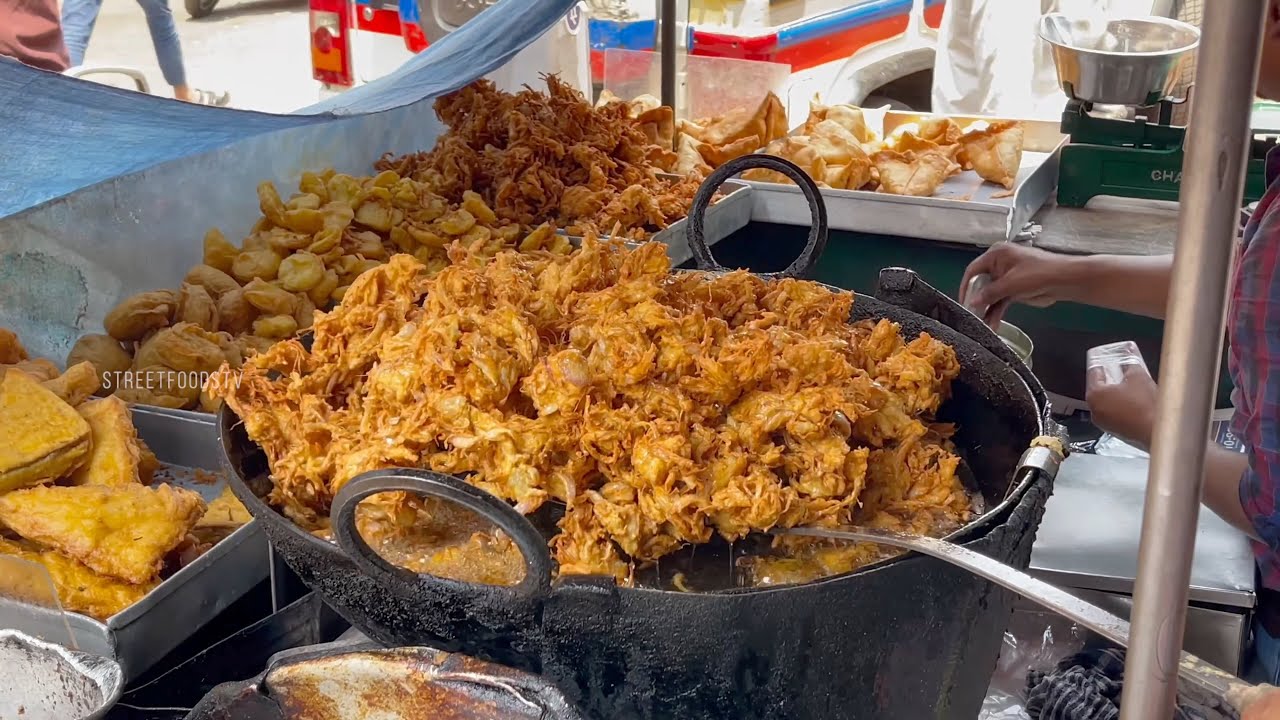 Onion Pakoda at Mumbai Street Side | Street Foods Tv