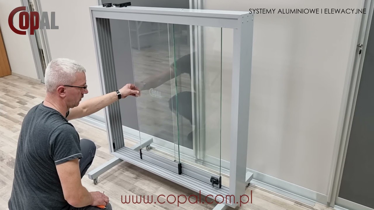 System tarasowy Copal System 5 - instalacja paneli w bezramowej zabudowie przesuwnej.