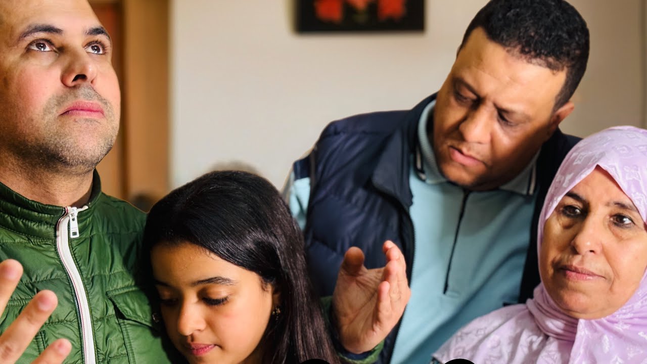 فيلم قصير : طفلة ضائعة لقاتها واحد سيدة ودخلاتها لدارها وتعلقو بيها بزاف، ونهار بان باباها.. 