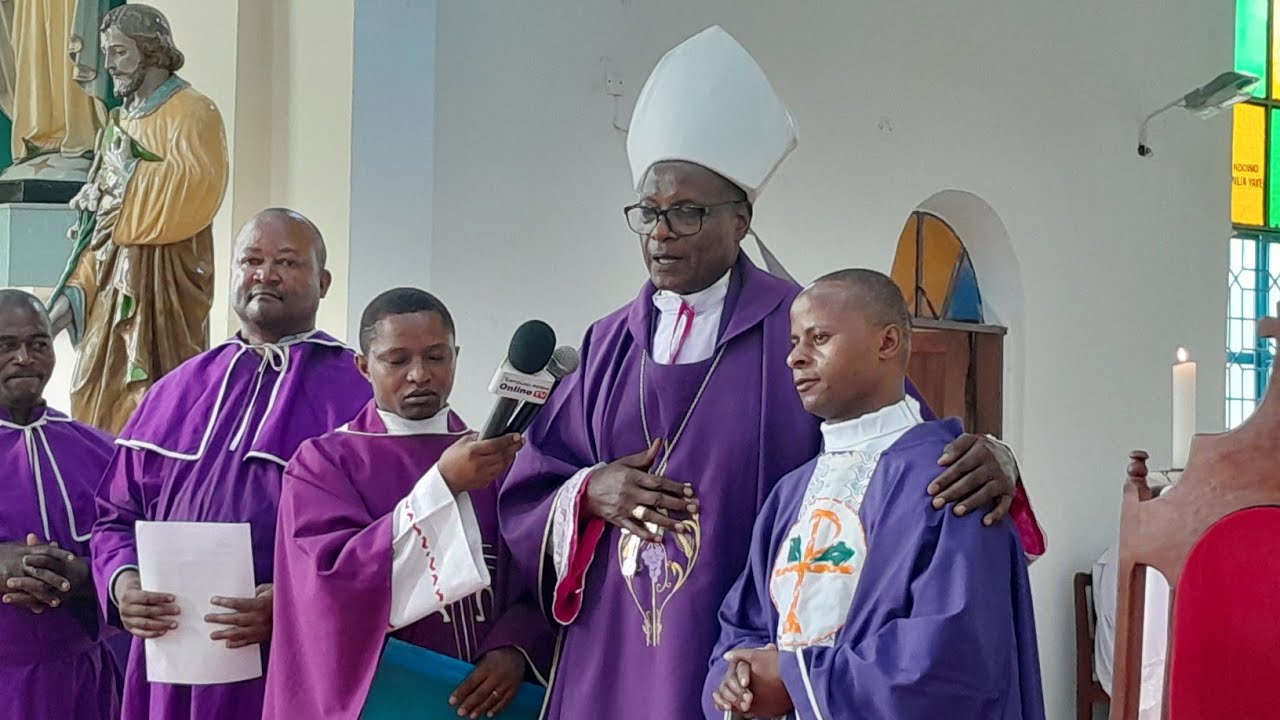 TAZAMA KUSIMIKWA KWA PAROKO WA PAROKIA YA BIKIRA MARIA MAMA WA MATESO-MANDAKA Pd. DENIS M. KAVISHE