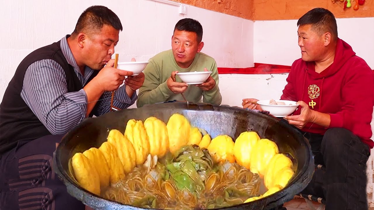 Трое братьев в сельской местности носят военные пальто и танцуют, а толстые звезды делают ямс и туш