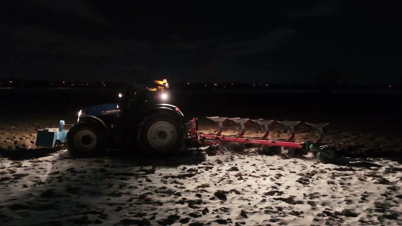 nocna orka w śniegu/ New Holland T7