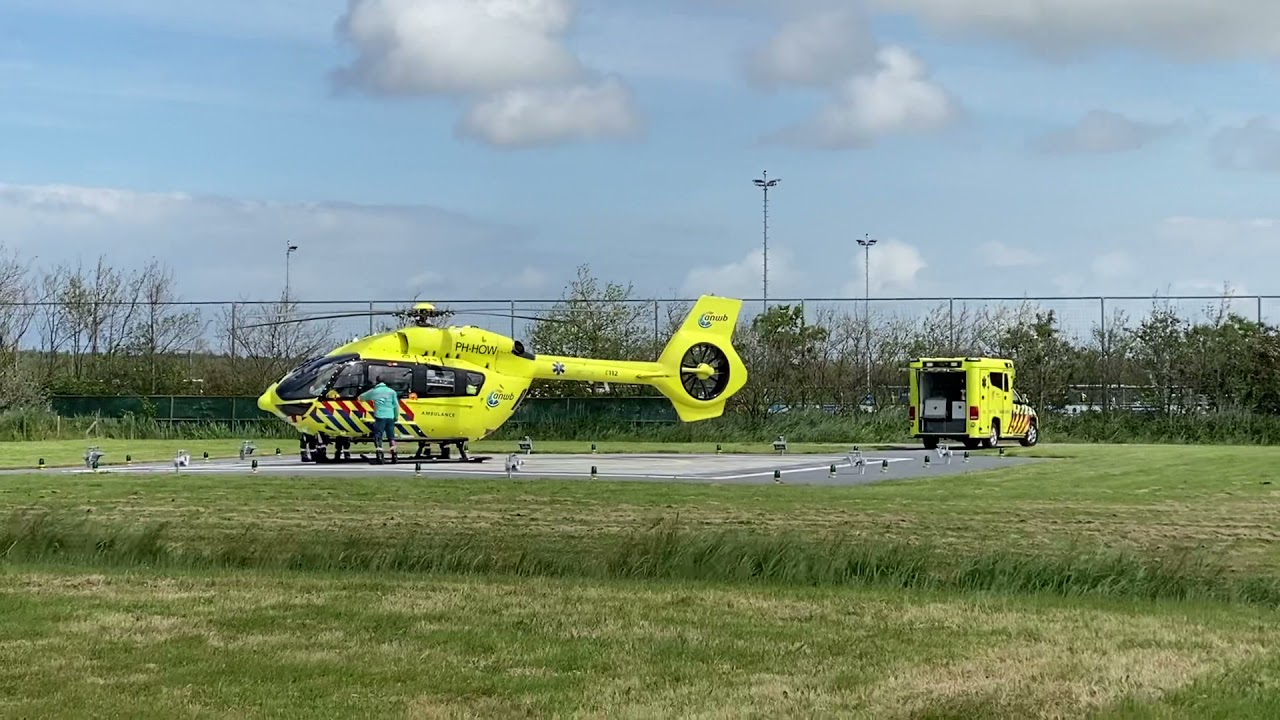 Ambulance helicopter op Terschelling haalt een patiënt op die klaar staat in de ambulance