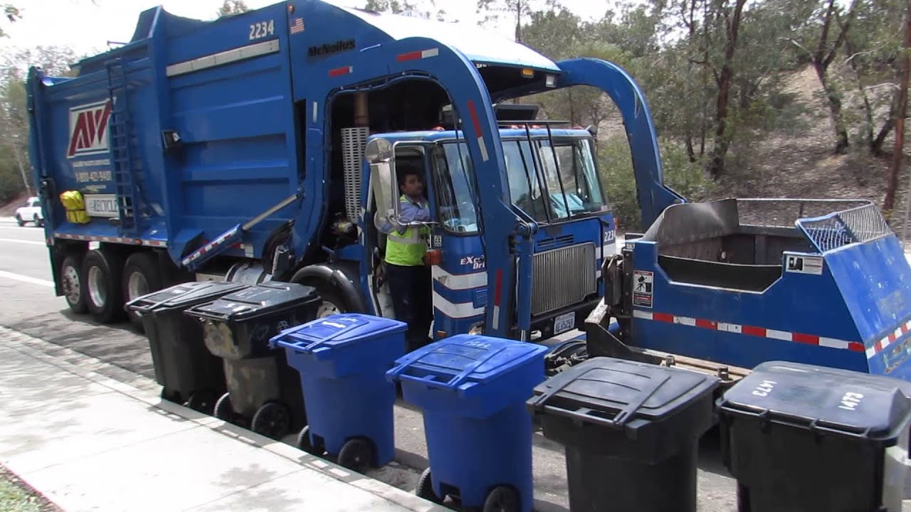 Allied Waste: Autocar WXLL/McNeilus FL on an EX-ESD route in Bay Terraces