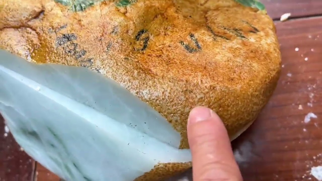 几十万的3块翡翠原石，一刀切开，能爆色吗#翡翠