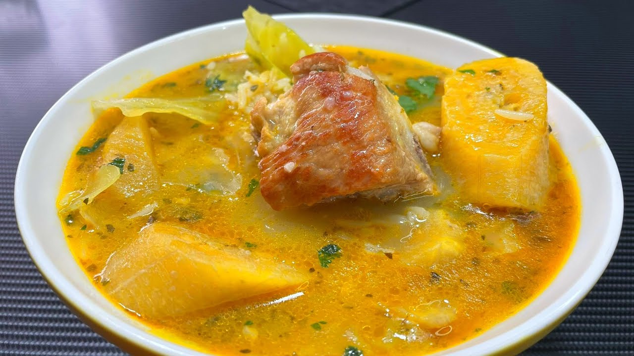 Sopa de Costilla de Cerdo con Platano Verde, Col y Arroz.