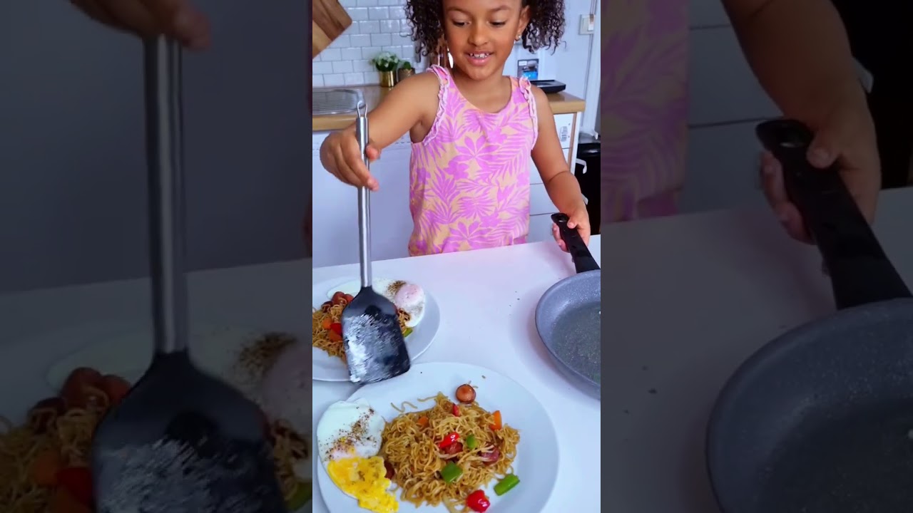 Пернилле подает приготовленную ею еду. #детскаякухня #готовимсдетьми #семейныемоменты #моментгорд...