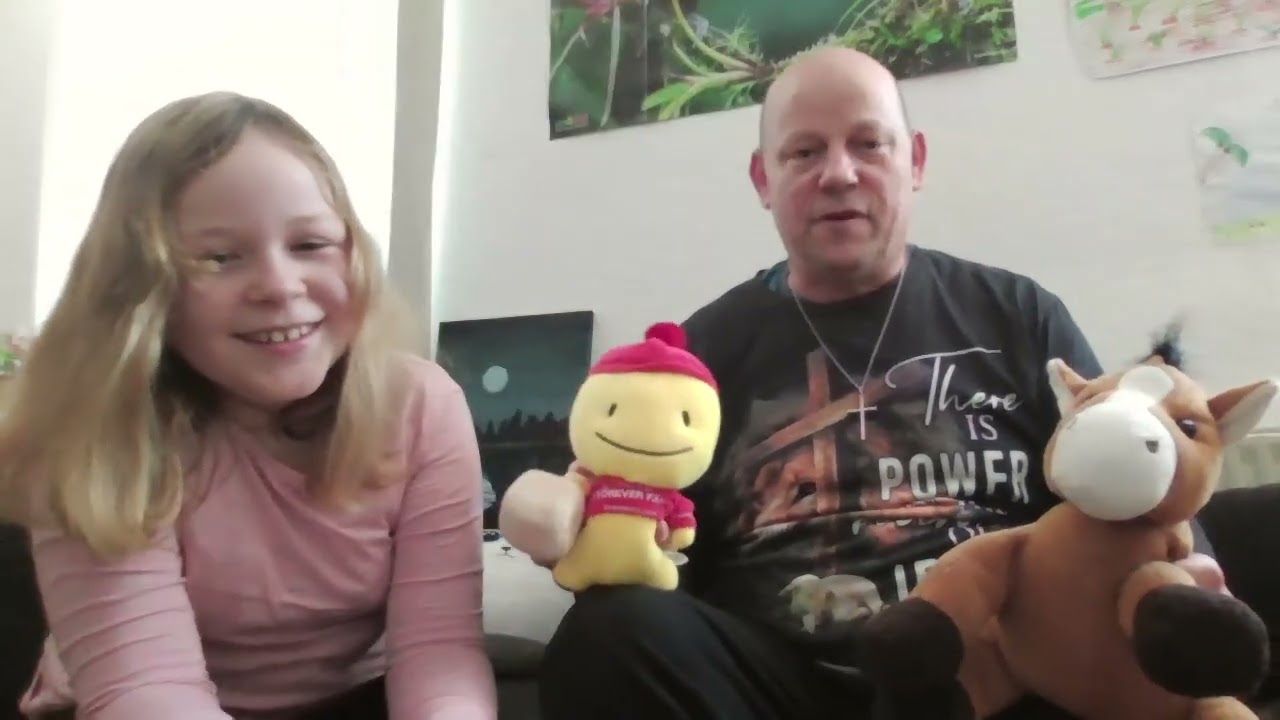 Begrüßung der Kuscheltierfamilie und Theater mit Oma Gertrud, Opa Karl-Heinz & Co.