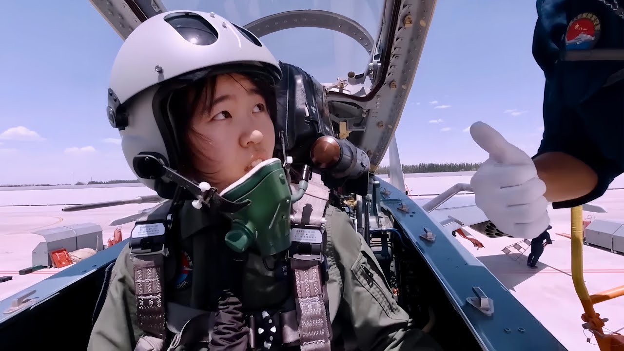 震撼！直击中国空军歼11B战机首批女飞实弹射击/The first batch of female pilots of PLA's J-11B jets fired live ammunition