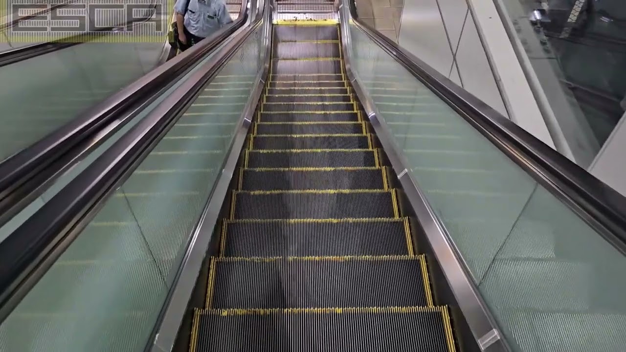JR弘前駅 エスカレーター 下り