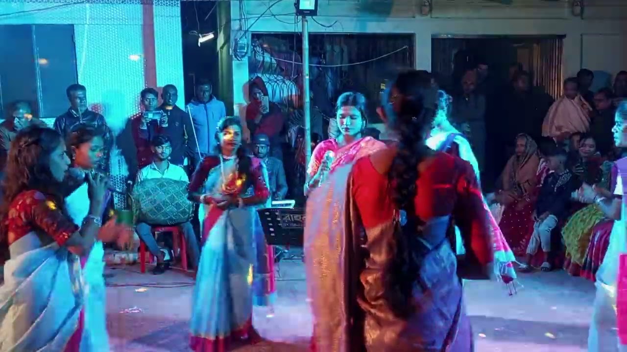 শোন সখিরে কদম তলায় বাঁশি কে বাজাঁয় ||