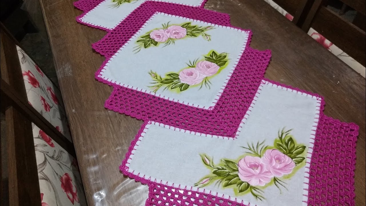 Caminho de mesa com crochê, tecido e pintura