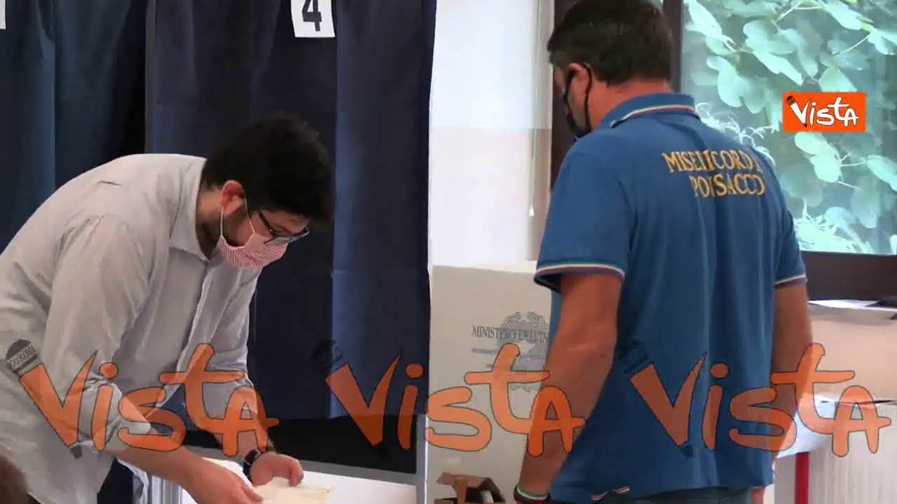 Salvini entra al seggio per votare sul taglio dei parlamentari
