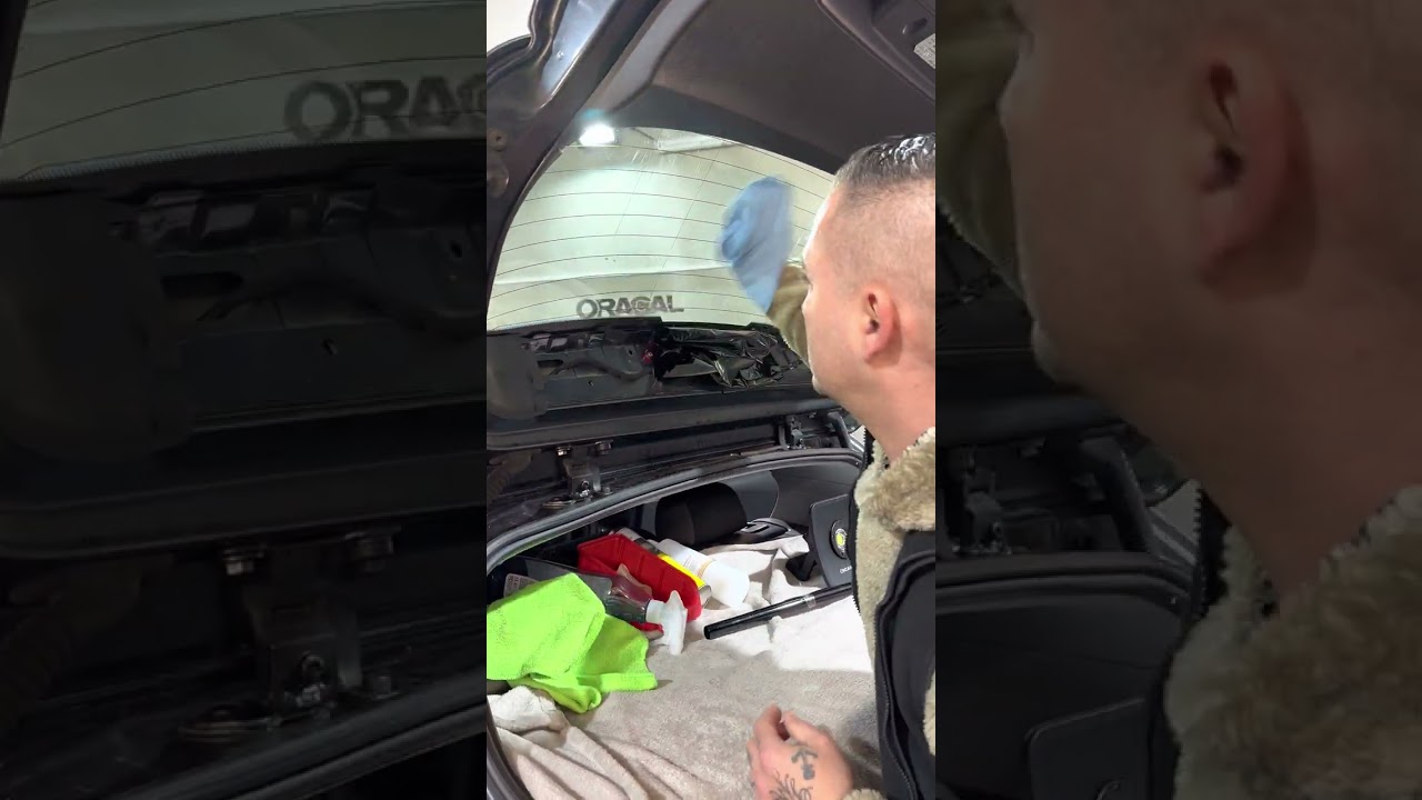 Scheibentönen Folie auf der Heckscheibe schrumpfen, schneiden und kleben.