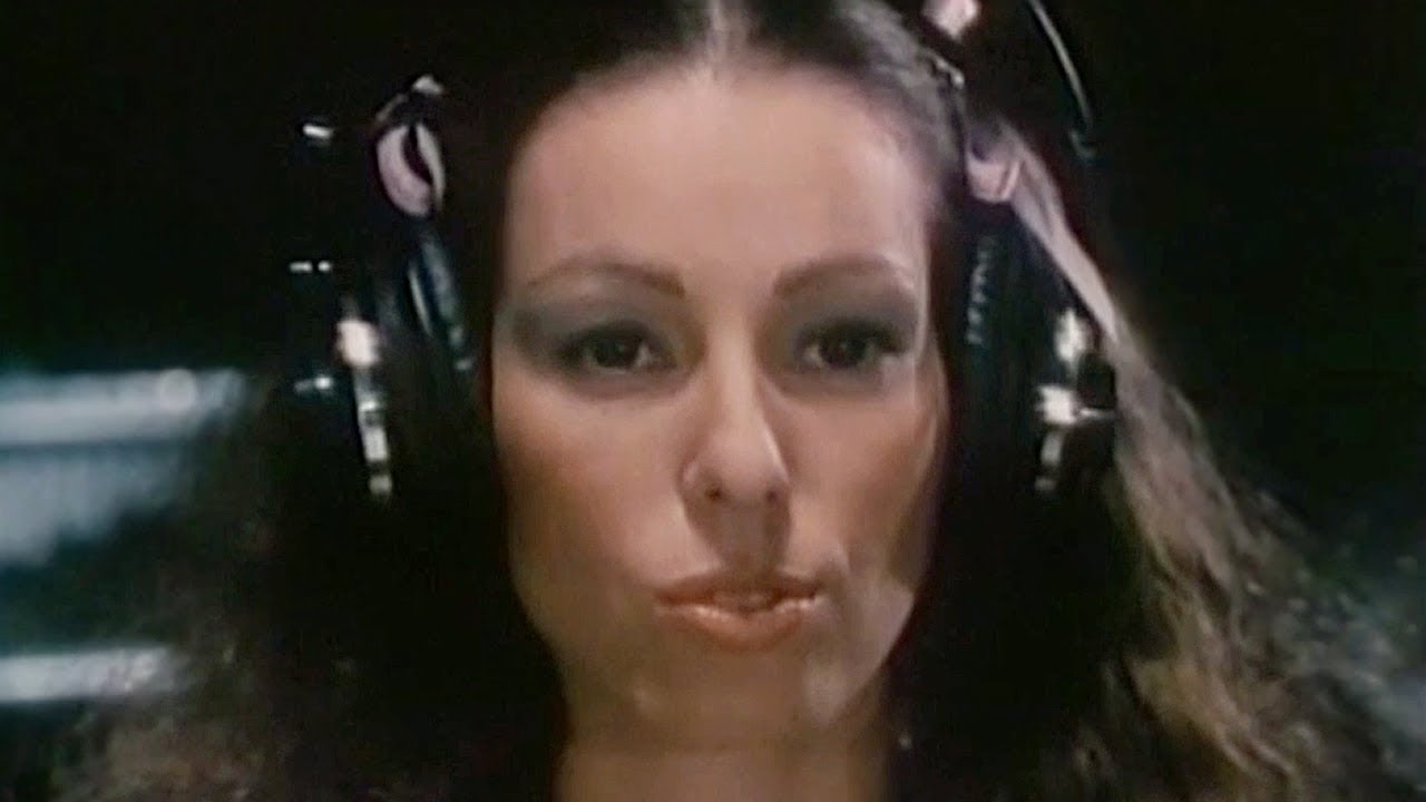 HOT PURSUIT (1983) - Annette Haven sings Changin'