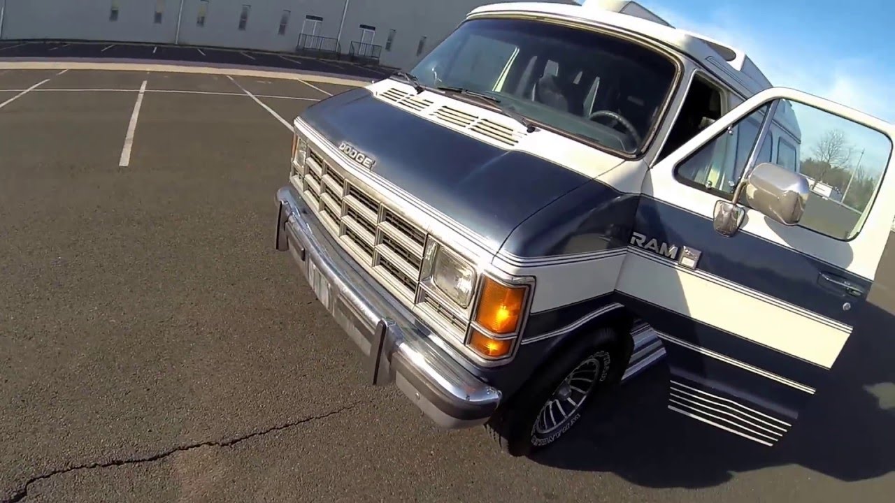 Обзор Dodge B250 Hightop Conversion Van Hitop 1988 года