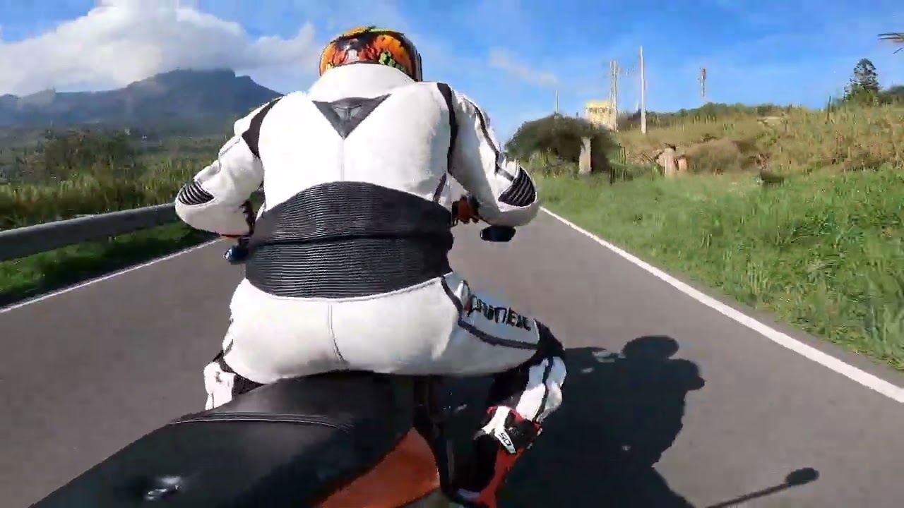 Mio fratello Ivan con la sua bimba ktm 990 del 2007 e le nostre strade siciliane 