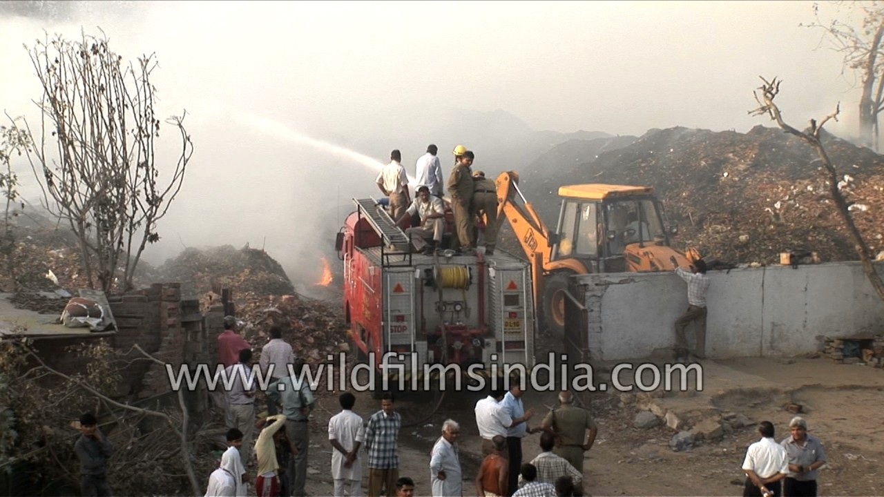 Garbage dump catches fire in Delhi: fire engine tries to put out fire