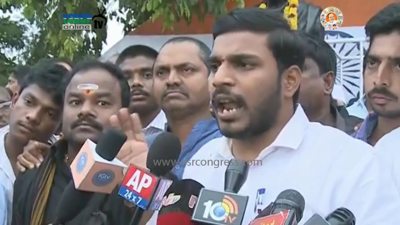 Visakhapatnam : YSRCP Leaders protest against Police on attacking Jakkampudi Raja - 31st Oct 17