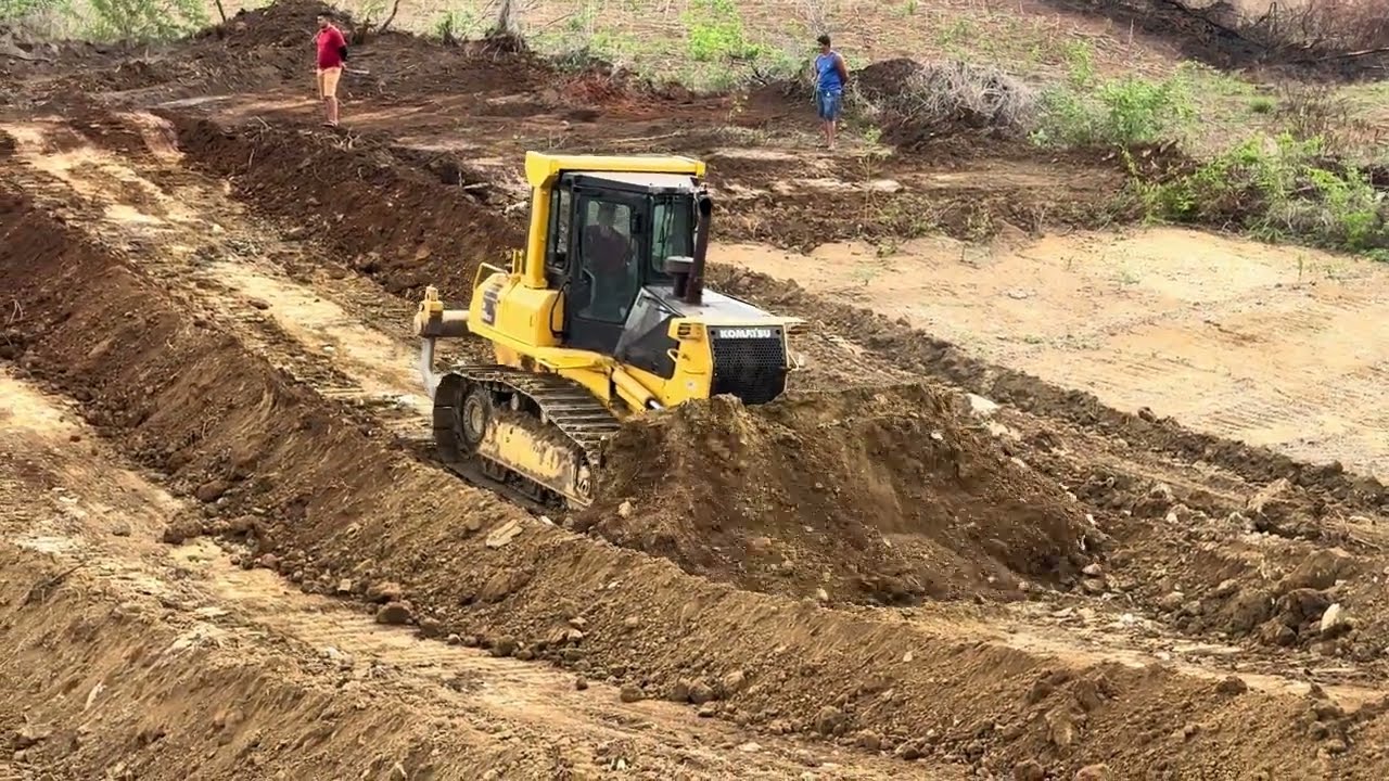 Reformando açude com trator de esteiras D61EX 