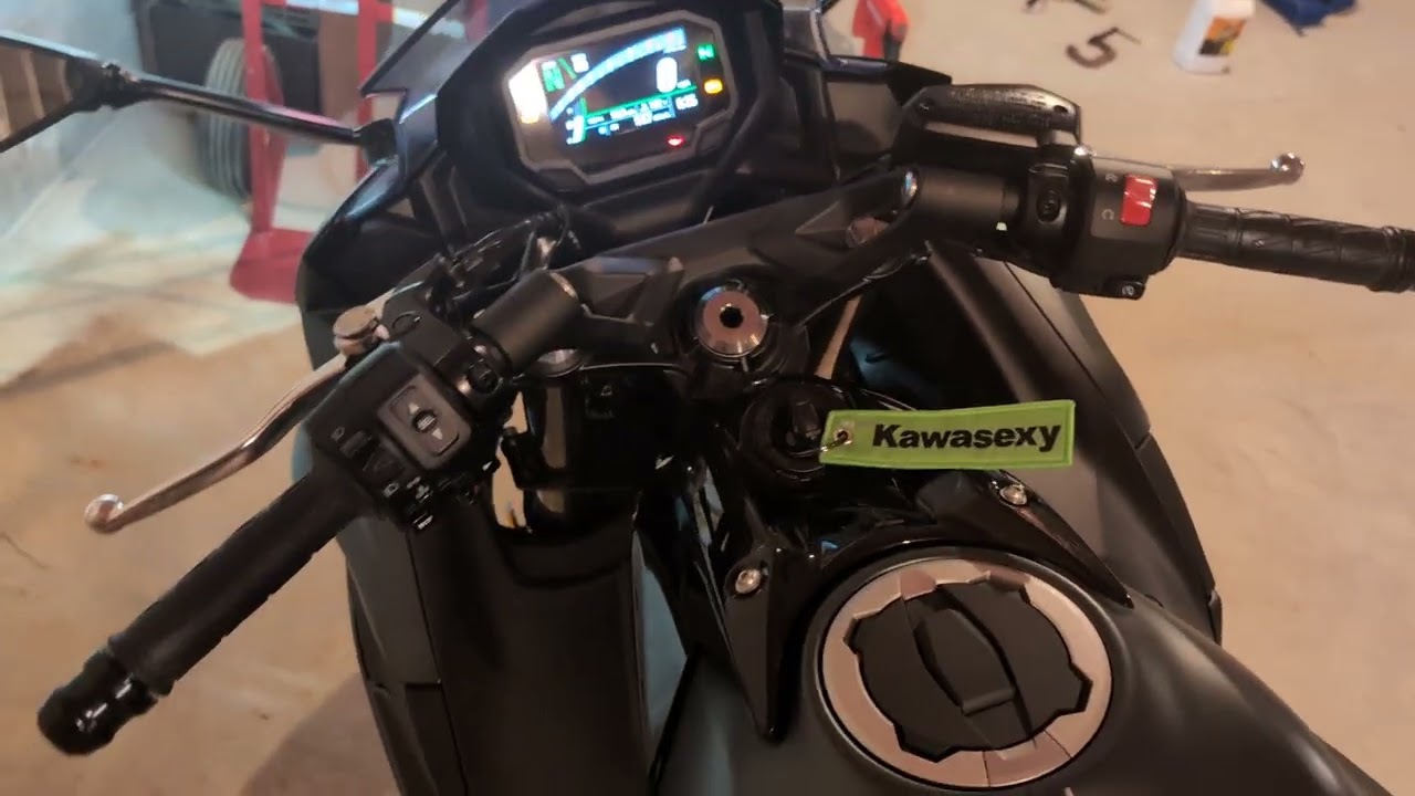 2025 Kawasaki Ninja 650 - Metallic Spark Black and Old School Green - 1st Look & Bluetooth Tutorial