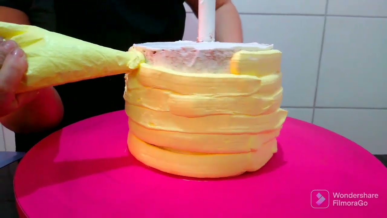 Bolo de 2 andares com guindaste caseiro pra 40 pessoas/Tema 15 anos 