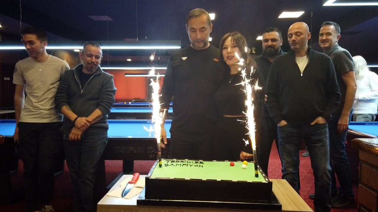 Bilardo Max'da, Semih Saygıner'e Kore'de kazandığı şampiyonluk için pasta kesildi.
