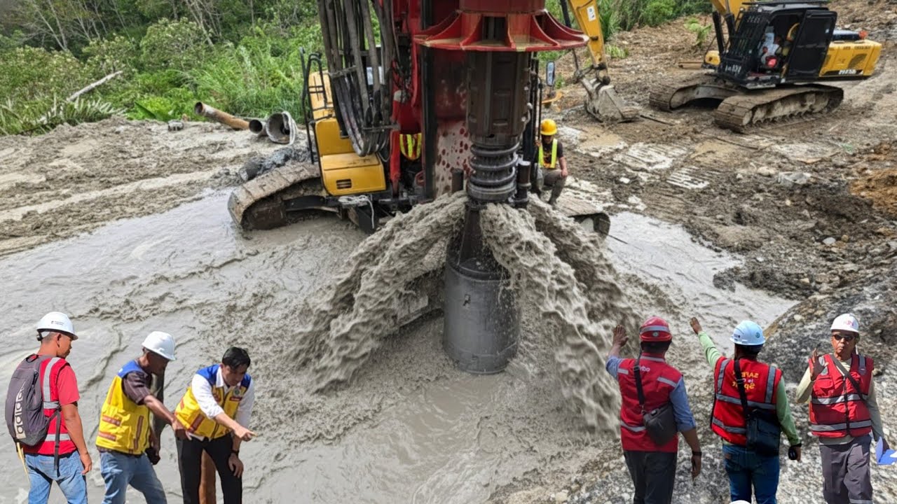 Pengeboran Bore Pile Dan Pemasangan Tulangan Besi Di Jalur Batu Jomba