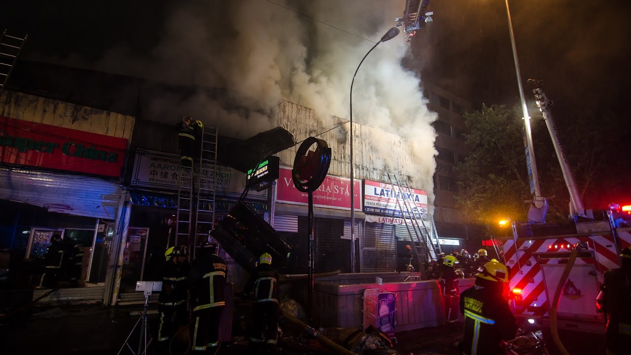 Ocho locales comerciales destruidos en Santiago Centro