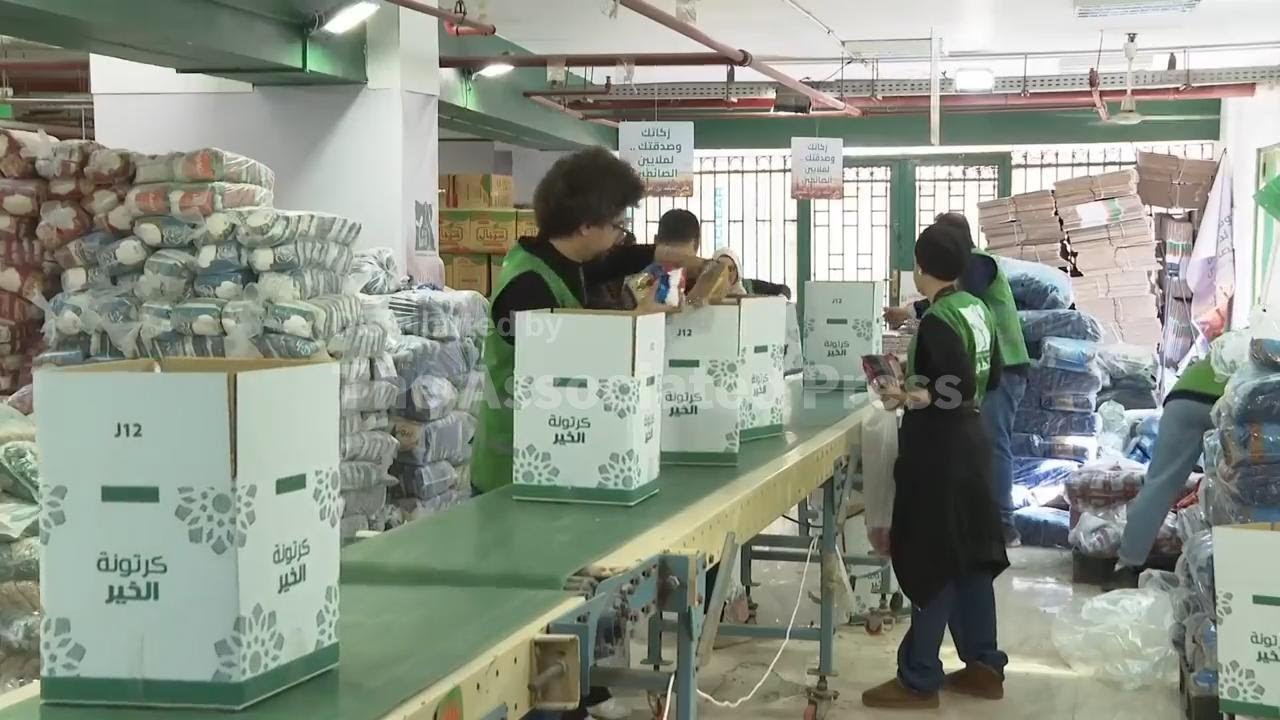 Egyptian charity prepares boxes of food for families during Ramadan