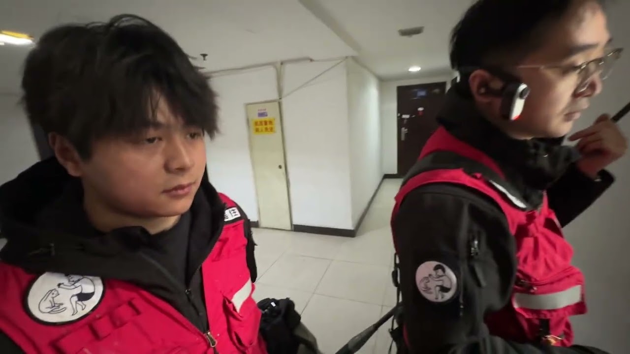【和貓住】貌美白猫被困12楼横梁……随时都想往下跳！