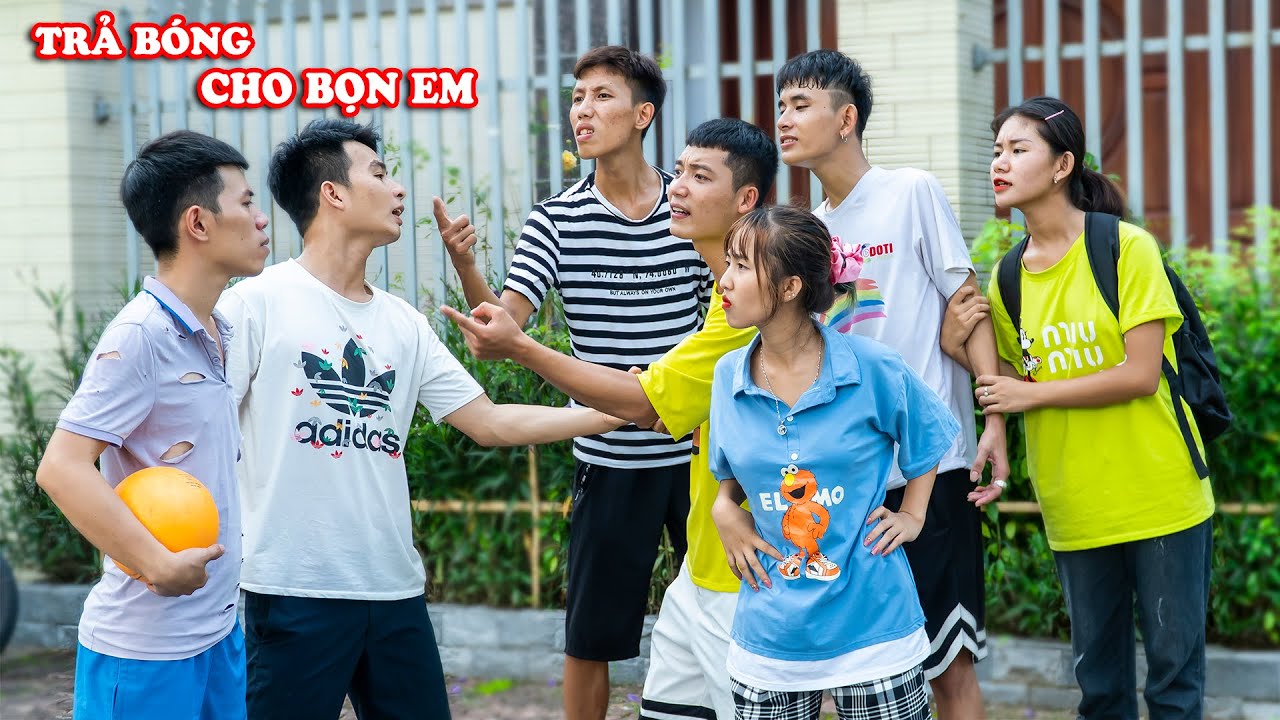 TRẢ QUẢ BÓNG CHO BỌN EM - ĐẠI CA THÔN TRANH GIÀNH ĐÁ BÓNG Với Hai Anh Em Hạt Tiêu - Táo Xanh TV