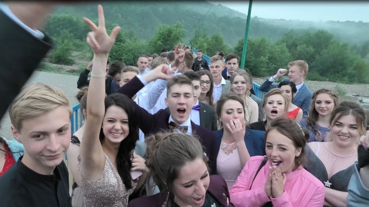 Як випускники зустрічали сонце на озері.  Надвірна 2019