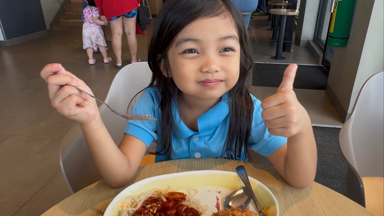 Eating my favorite food ​@Jollibee #Jollibee #spaghetti #Chickenjoy 
